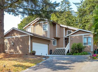 7318 Veyaness Rd, Central Saanich, BC V8M 1M3
