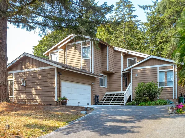 7318 Veyaness Rd, Central Saanich, BC V8M 1M3