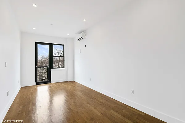 Rented by Venn NY Inc | media 21