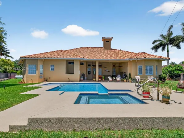 8920 SW 162nd Ter, Palmetto Bay, FL 33157