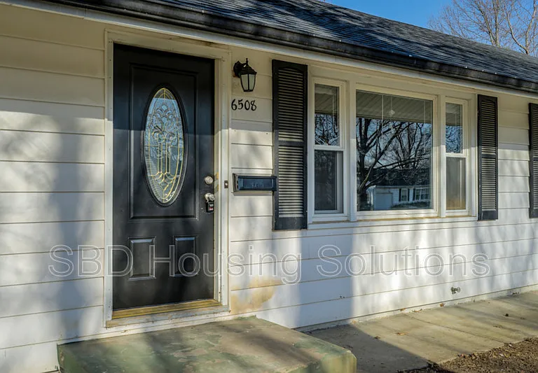 6508 N Harrison St — Photo 2