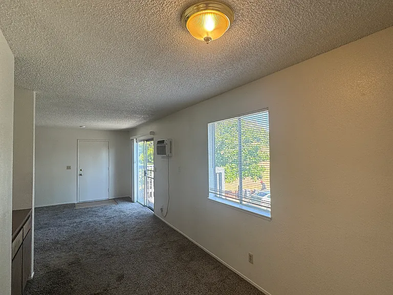 118 Yorkshire Ct #D — Photo 8