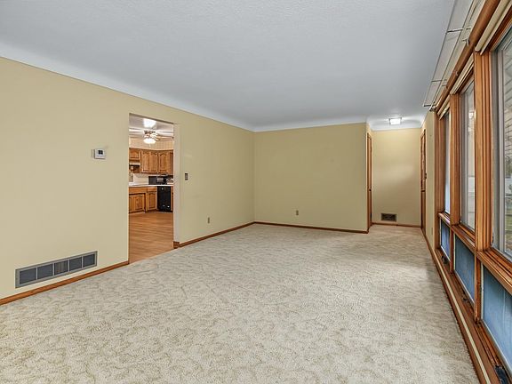 3rd image of 830 Pedersen St