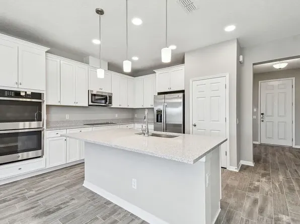 3087 Adams Cross Dr, Zephyrhills, FL 33540