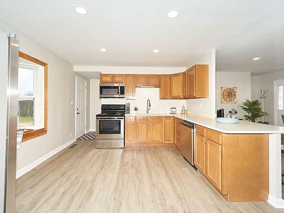 4th image of 302 Creekwood Dr #1