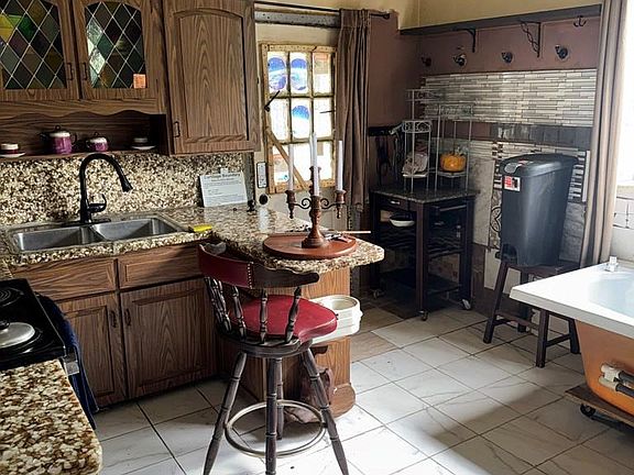 5th image of 210 Hazel St