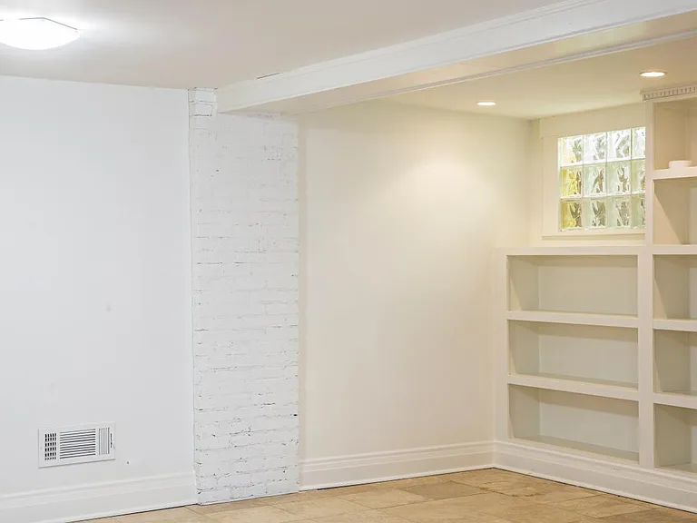 1030 Austin Ave NE — Photo 15