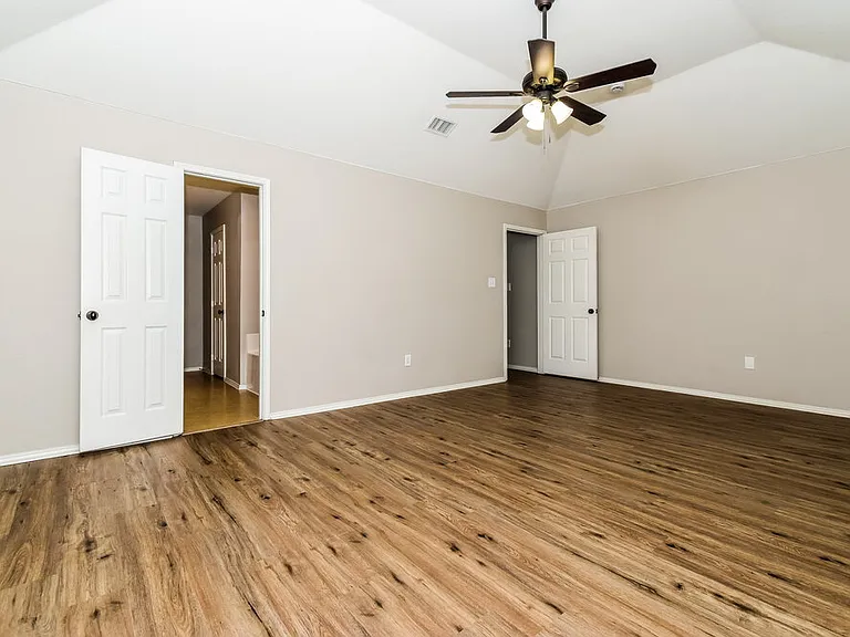 908 Matthew Ln — Photo 10