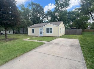 921 S Honeysuckle Dr, Olathe, KS 66061