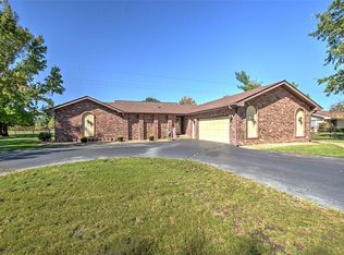 5345 Navajo Dr, Forsyth, IL