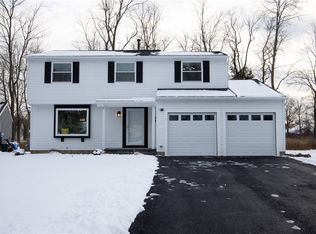 7 Creekside Cir, Penfield, NY 14526
