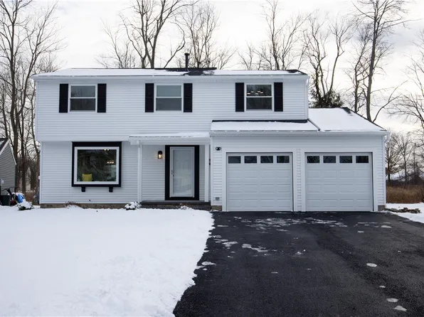 7 Creekside Cir, Penfield, NY 14526