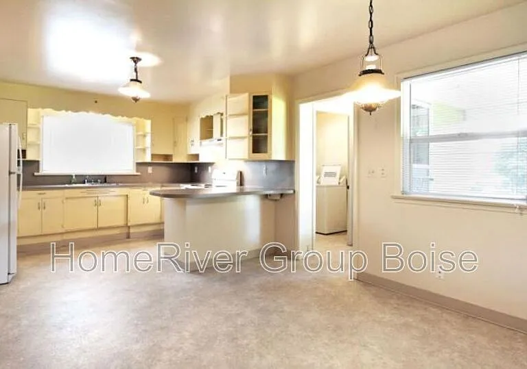 2201 W Dorian St — Photo 4