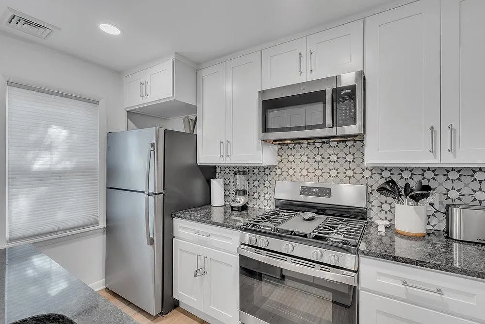 2 bed, 700 sqft, $2,250 — Photo 3