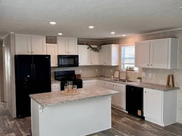 128 W 8th St, Coal Valley, IL 61240