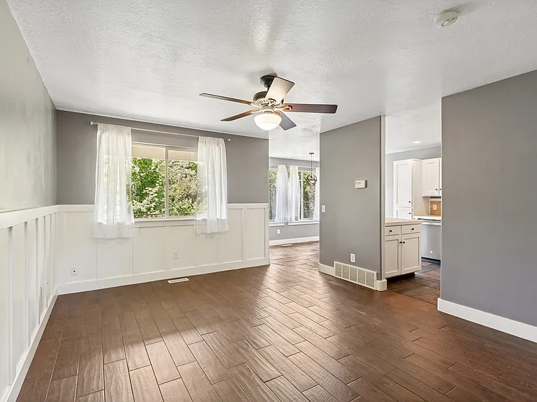 1137 E Holmes Creek Ln — Photo 9