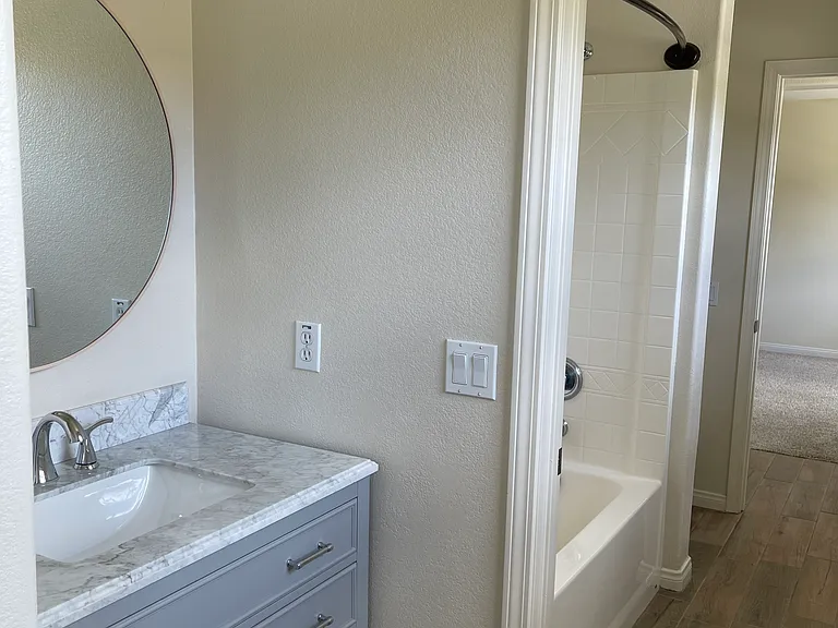 Violet Ave — Photo 10