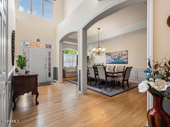 2nd image of 11 Vanderbilt Court #2061