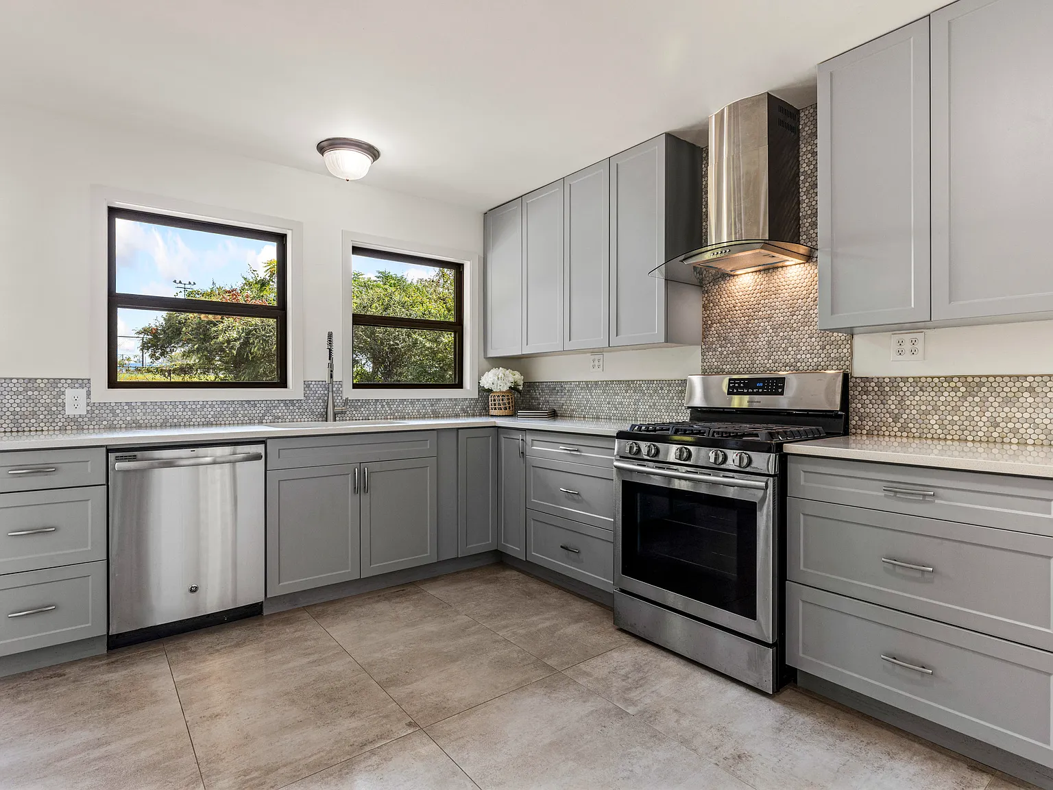 2 bed, 1002 sqft, $2,250 — Photo 4