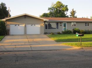 1208 Valley View Dr, Minot, ND 58703