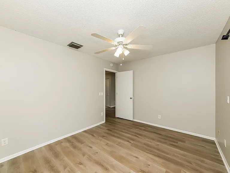 4725 Country Oaks Blvd — Photo 11
