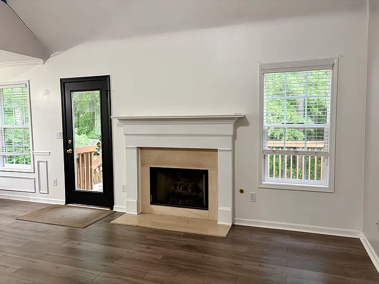 1050 Chapel Hill Dr — Photo 6