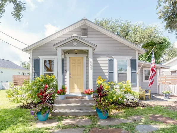 603 E Market St, Rockport, TX 78382