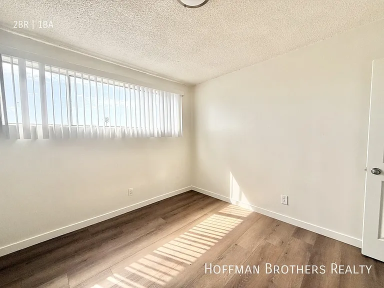 1228 W 57th St #11 — Photo 3