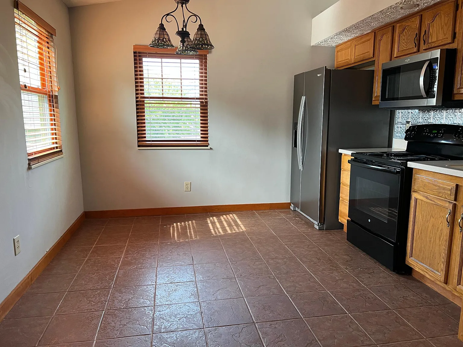 4 bed, 2200 sqft, $2,395 — Photo 3