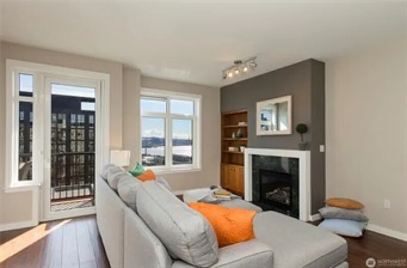 2 bed, 2.0 bath, 1350 sqft, $4,500 — Photo 2