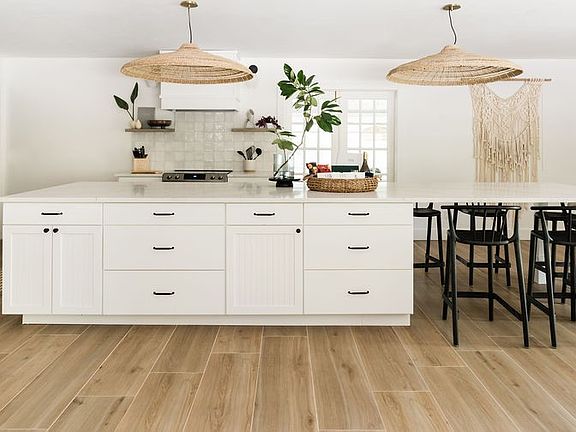 4th image of 646 Honeysuckle Ln
