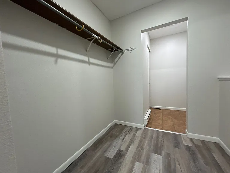 906 E E St — Photo 10