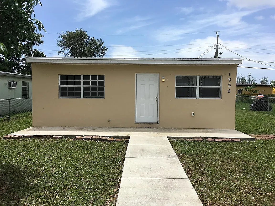 3 bed, 972 sqft, $2,200 — Photo 1