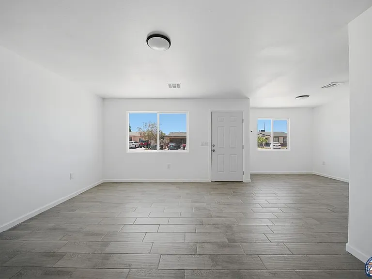 1077 Wozencraft St — Photo 8
