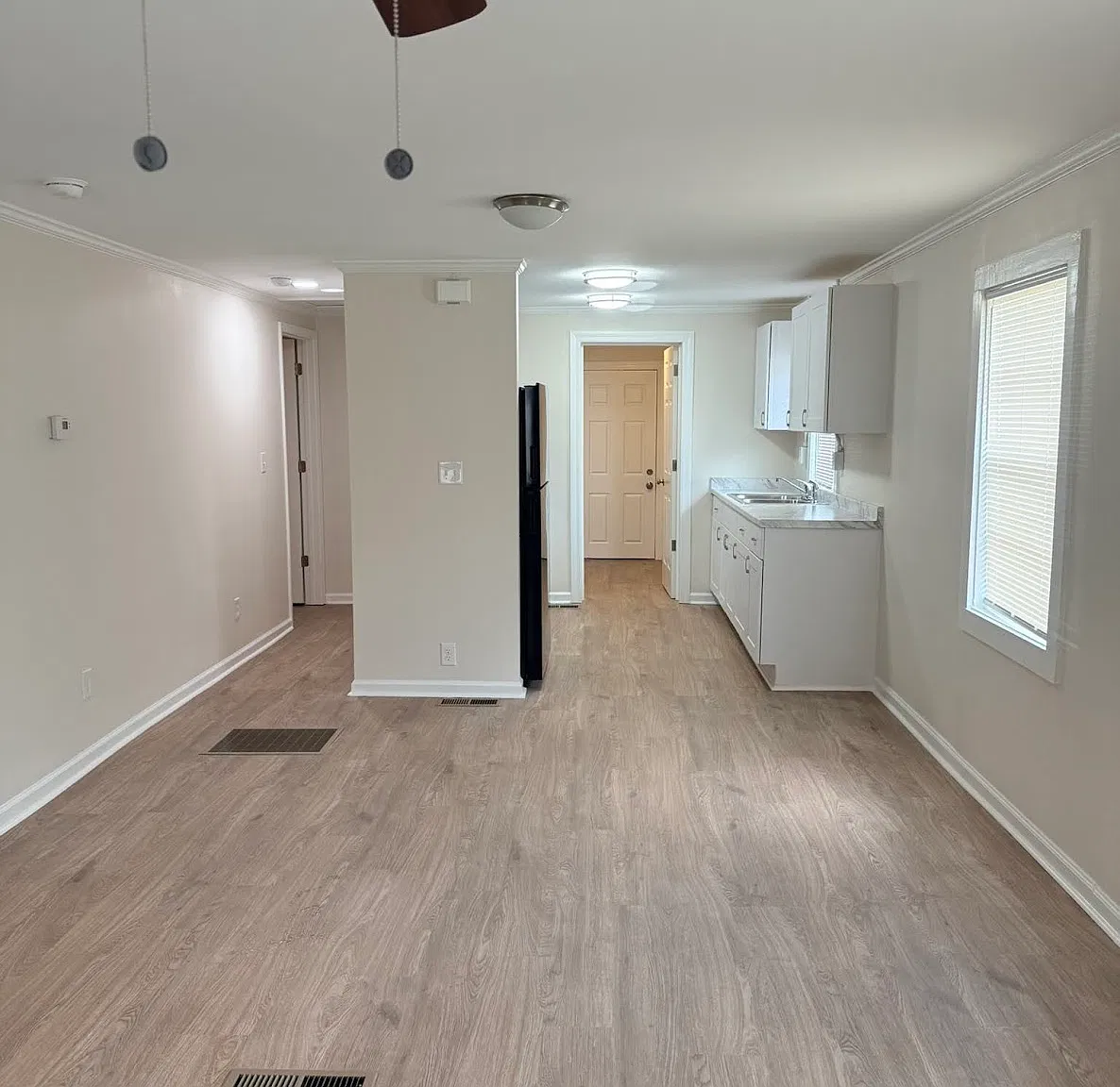 3 bed, 880 sqft, $1,495 — Photo 2