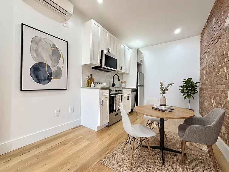 1725 Harman St #2R — Photo 2
