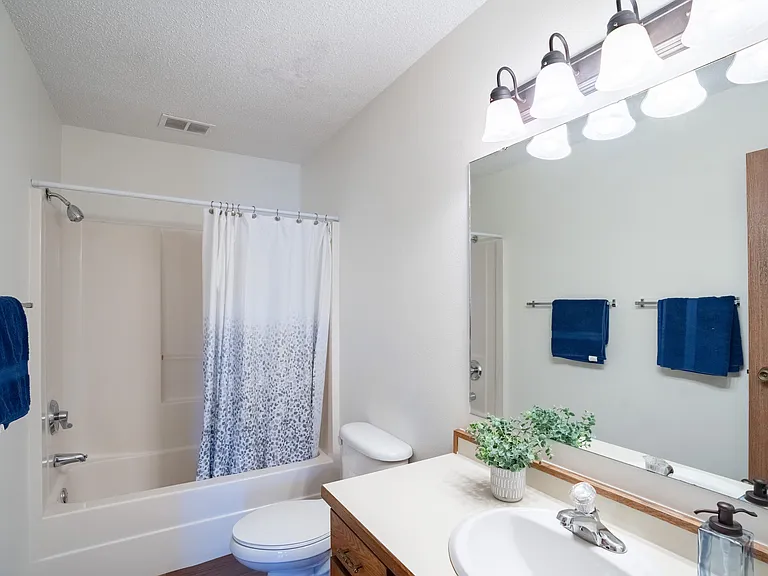 Fargo, ND Kentwood Manor Apartments | 21B | Bathroom