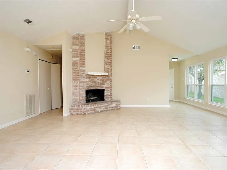 16127 Queensdale Dr — Photo 7