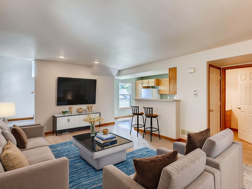 Living & Dining Room *NOTE: This photo is virtually staged