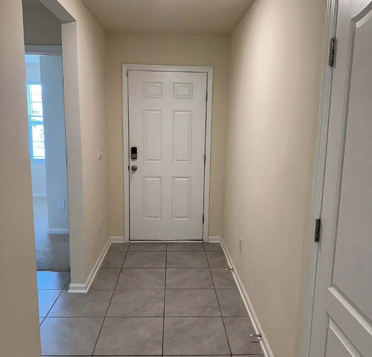 4 bed, 2.0 bath, 2400 sqft, $2,500 — Photo 2