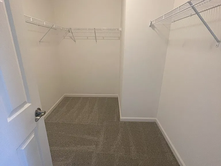 215 Thompson Ave — Photo 10