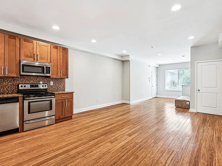 1633 Carpenter St #A — Photo 4
