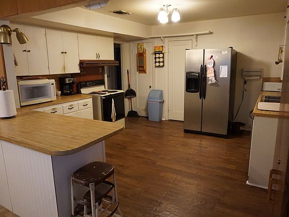 5th image of 901 E 18th St