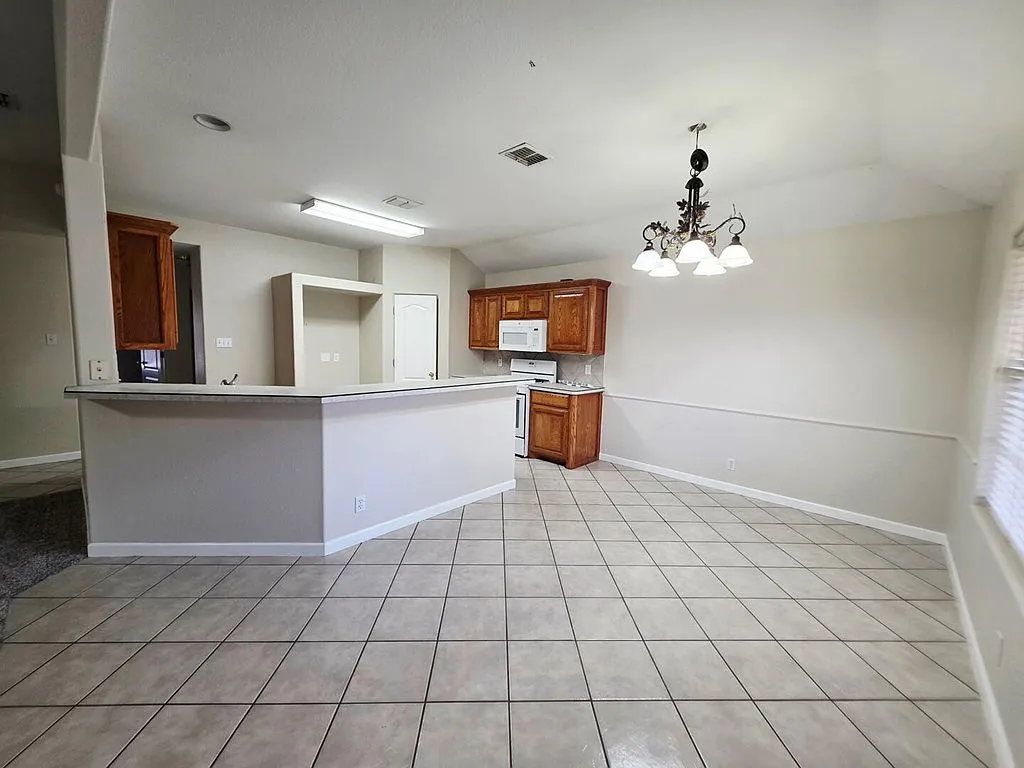 3 bed, 2.0 bath, 1909 sqft, $2,300 — Photo 4