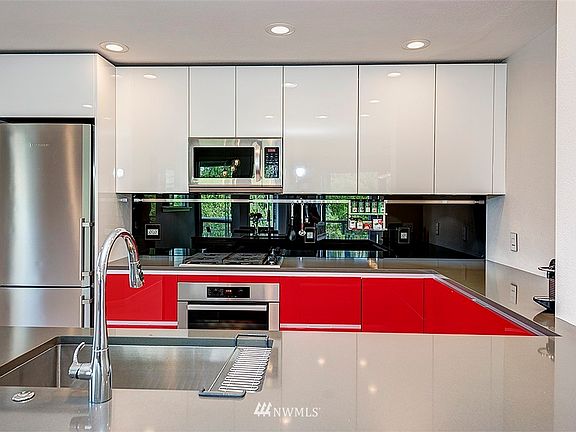 5th image of 925 110th Avenue NE #409