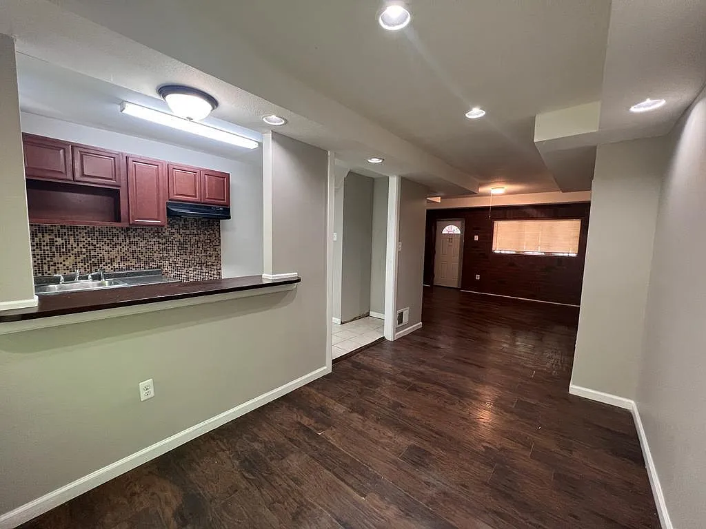 3 bed, 960 sqft, $1,400 — Photo 2