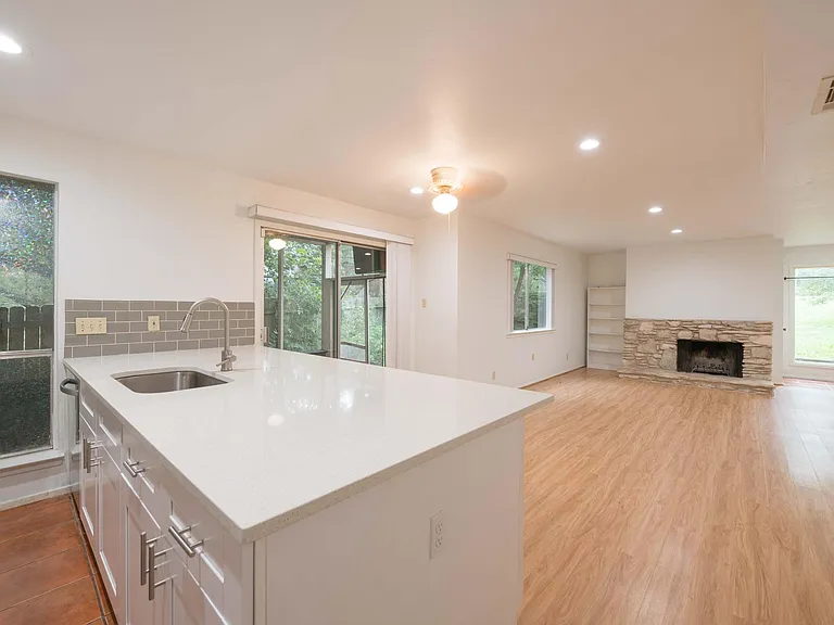 701 The High Rd #A — Photo 12