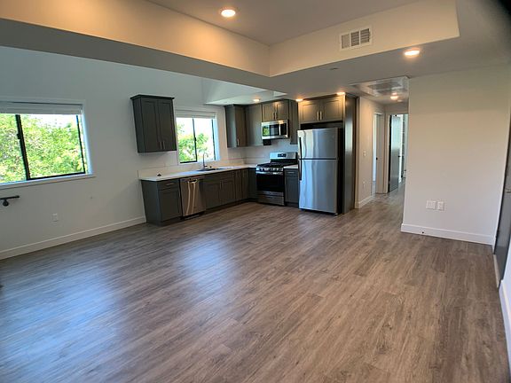 4th image of 14645 Vanowen St #204