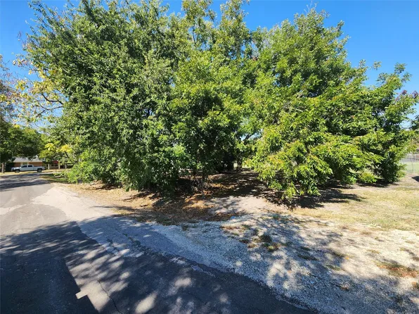 303 E Wolf St, Granger, TX 76530