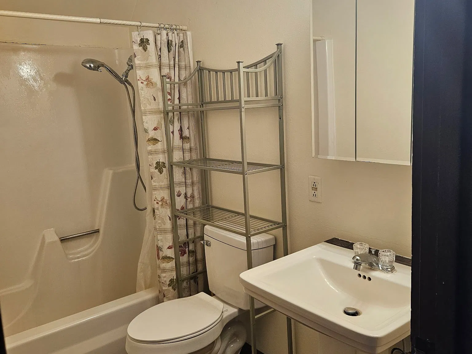 Darling 2nd floor of a house on an 80 acre horse ranch just outside of Carbondale. — Photo 4